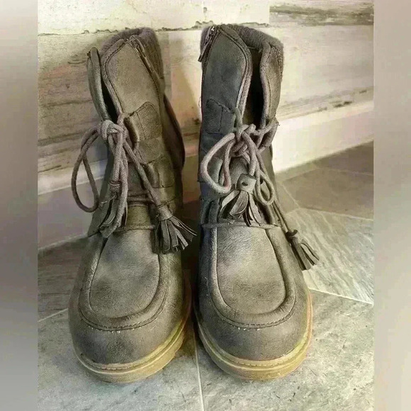 Mudd Women’s chunky lace up boots - Picture 3 of 6